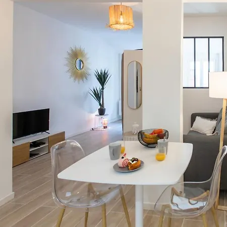 Apartment #16 1bdr Flower Market, Old Town, 1min Ac *